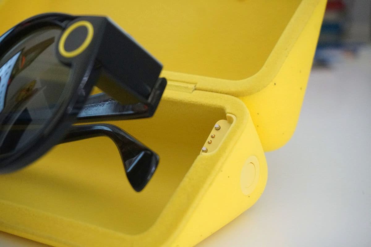 Spectacles charging case